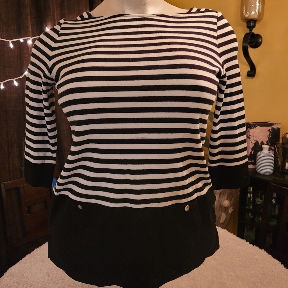 Size medium. Boat neck top.